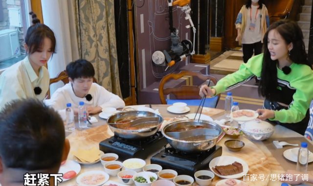 吴宣仪穿露脐装大吃大喝，看到她的腰围后你失望了吗？