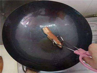 新锅开锅的最佳方法是？