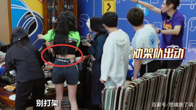 吴宣仪穿露脐装大吃大喝，看到她的腰围后你失望了吗？