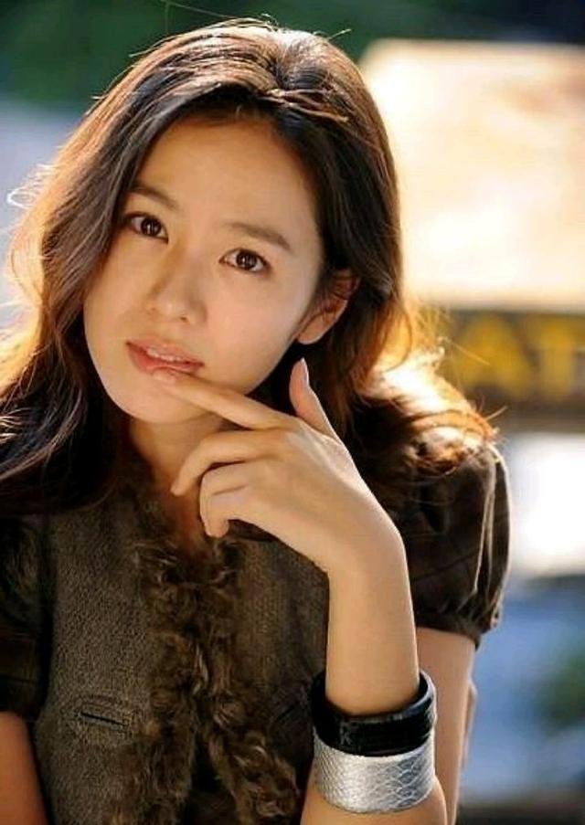 孙艺珍在韩国影坛是什么地位啊?是顶级韩流明星吗?