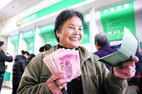 基础养老金由中央和地方确定标准并什么支付？