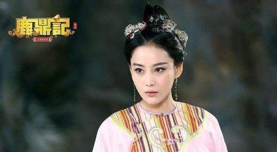 苏荃比韦小宝大几岁？