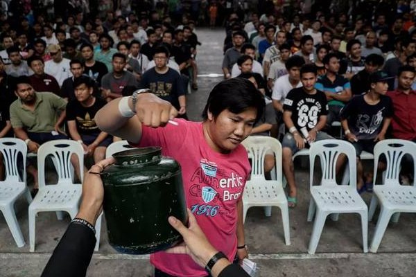 泰国征兵现场，为什么泰国国民都不愿意当兵？