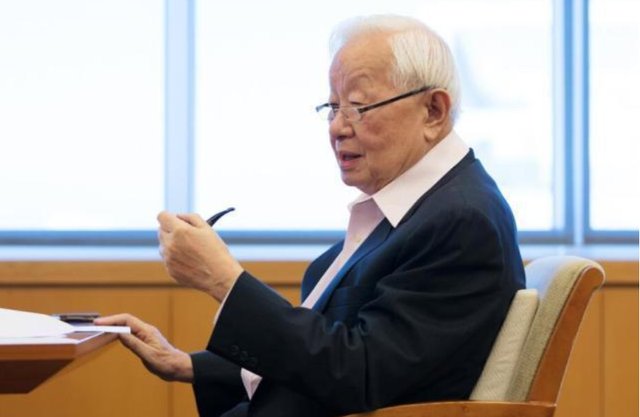 半导体之父张忠谋：娶小十三岁美女秘书，如今公司市值破万亿，感情幸福吗？