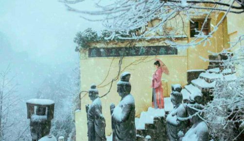 怎样理解“本是青灯不归客，却因浊酒留风尘”这句话？