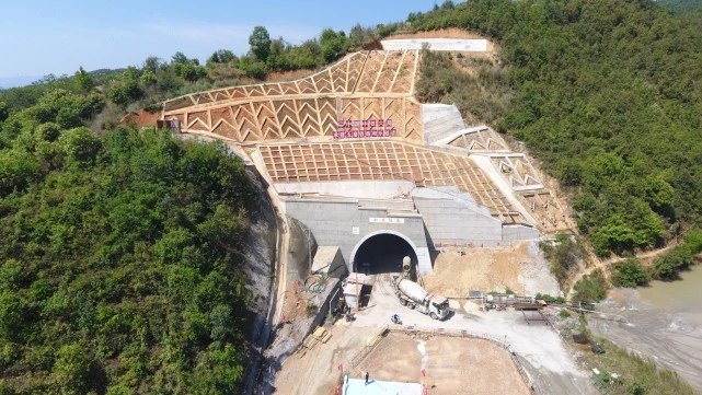 中老铁路路线图来了，这条路的建设到底有多难？