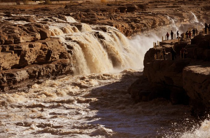 风在吼，马在叫。黄河在咆哮后面的歌词是什么？