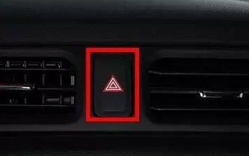 科目一试题: 机动车发生故障时,(如图所示)闪烁。判断正误