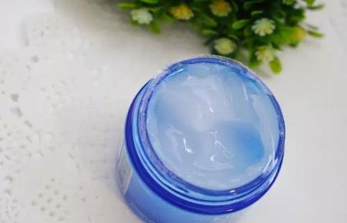 面霜和乳液有什么区别？可以只用一样吗？