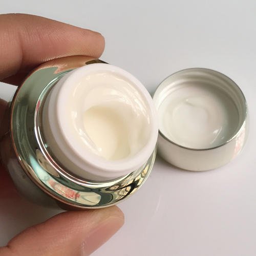 面霜和乳液有什么区别？可以只用一样吗？