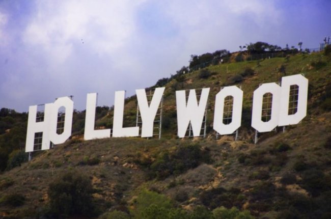 我下载了一部美国电影,可是播放的时候字幕和语音都是中文的,请问如何修改为英文和英语?很需要您的帮忙