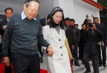 请问杨振宁对中国有什么贡献？