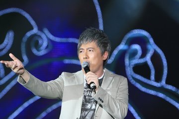 张宇唱得 歌词 中有这是特别的缘分 一路走来是一家人 求歌名？