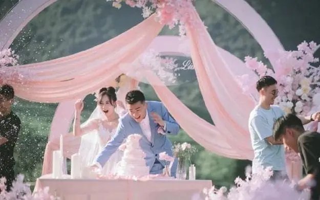 国羽名将郑思维向高颜值女友求婚成功，他们之间是如何结缘的？