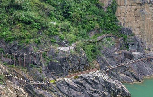 明修栈道，暗度陈仓的故事。一百字左右