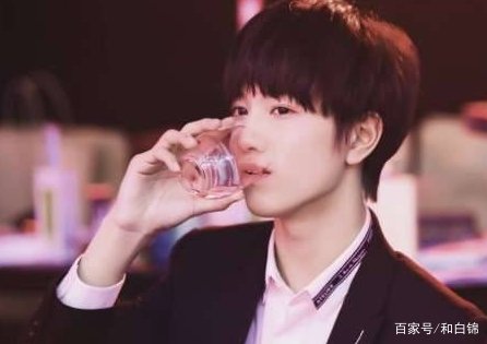 敖子逸大家都不陌生了,但为什么叫他三爷呢?