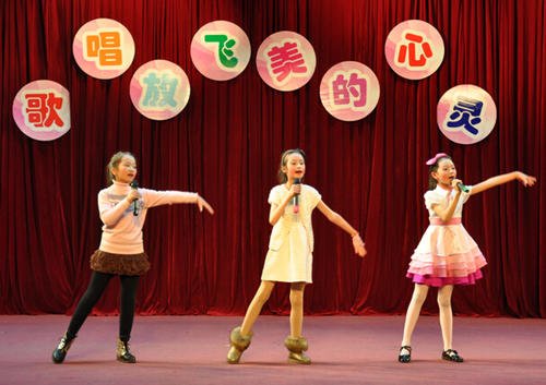 元旦晚会上适合中学生唱的歌，好听一点，励志一些。