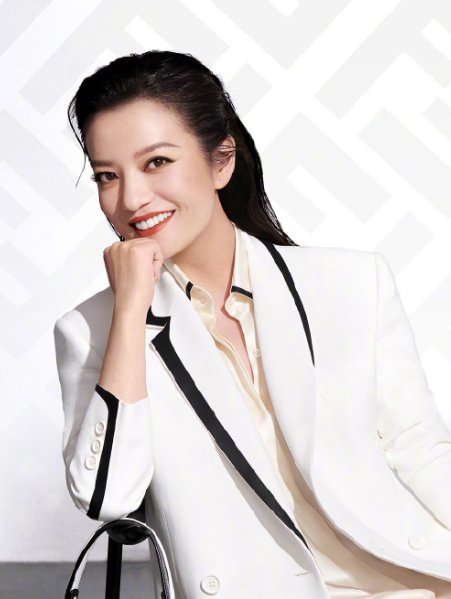 赵薇恋情疑曝光，你认为赵薇是离婚了还是婚内出轨？