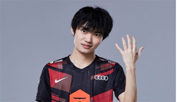 为什么knight会被称为黄金左手？