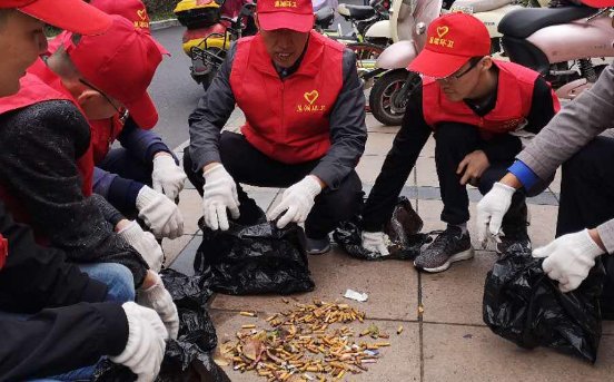 烟头60元一斤大爷大妈排队来卖，回收烟头的目的是什么？