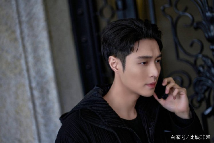 归国四子发展差距太大，张艺兴当初为何不像其他人一样和SM公司解约？