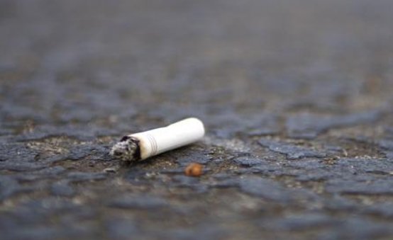 烟头60元一斤大爷大妈排队来卖，回收烟头的目的是什么？