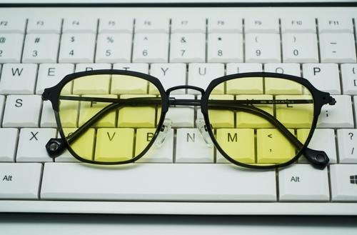眼镜防蓝光和不防蓝光的区别？