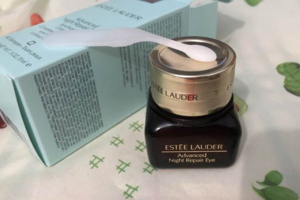 如何正确使用方法雅诗兰黛眼霜