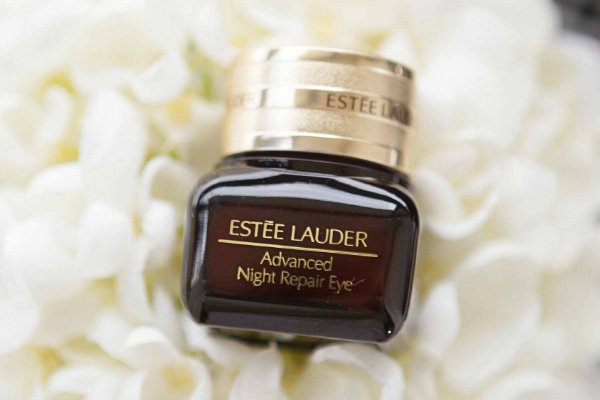 如何正确使用方法雅诗兰黛眼霜