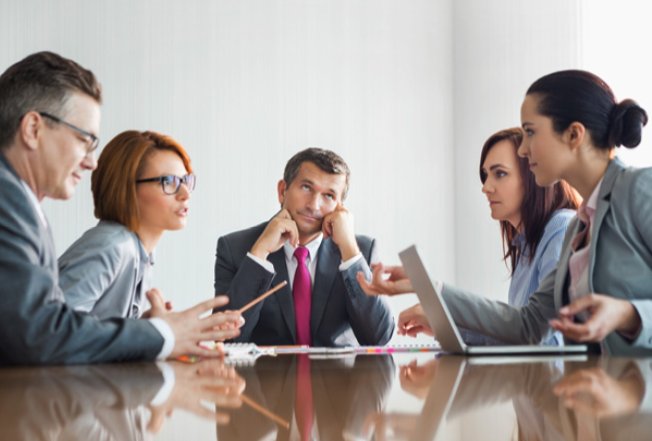 they work in the same company and they are with each other.什么意思