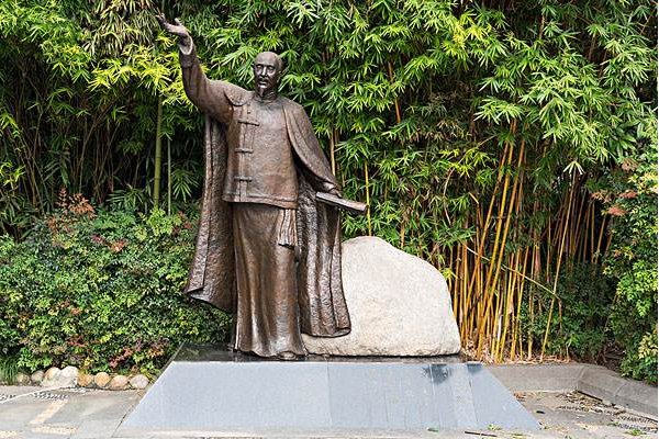 《己亥杂诗·九州生气恃风雷》表达了作者怎样的感情？