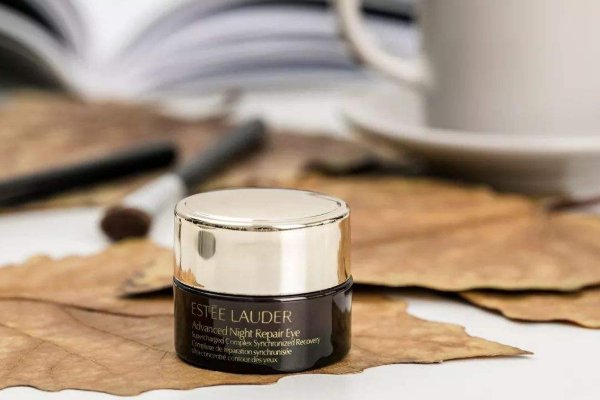 如何正确使用方法雅诗兰黛眼霜