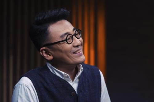 《圆桌派》中的主持人窦文涛怎么样？