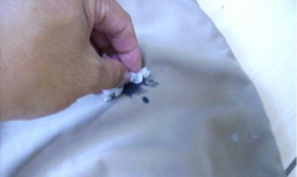 衣服上弄上黑色中性笔油了，怎么能洗掉？干洗店能洗掉么？