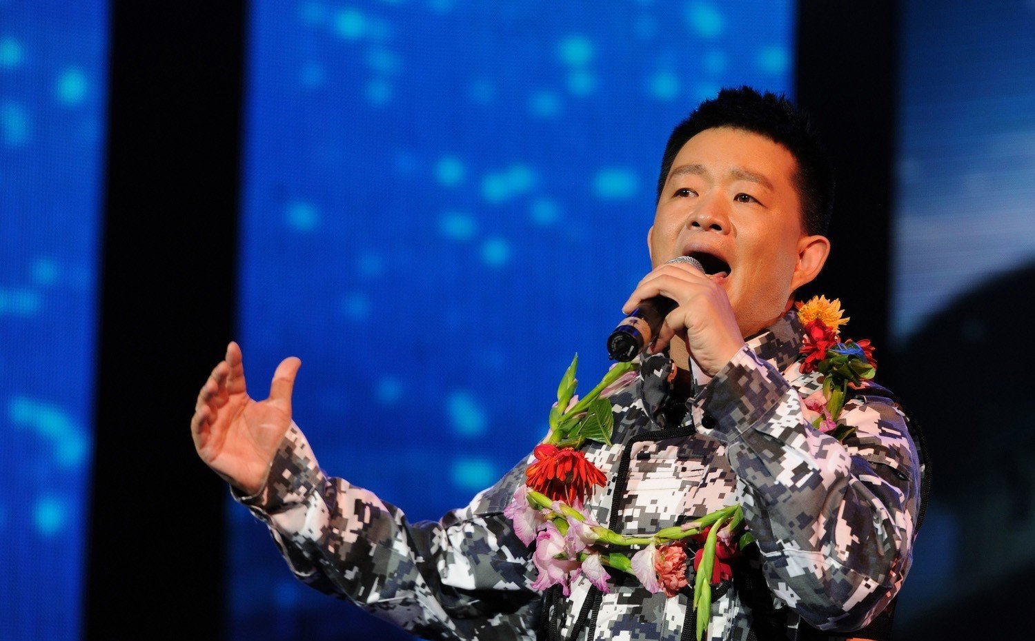 找这首军歌.歌词里面有一句“亲爱的战友你不要想家,不要想妈妈”