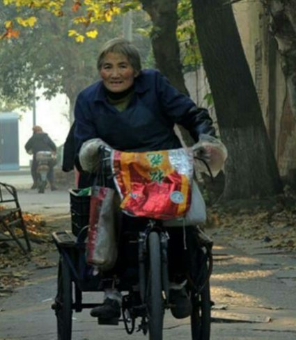 河北老人骑三轮剐蹭汽车后，拿出零钱里最大的两张赔偿，车主当时有何反应