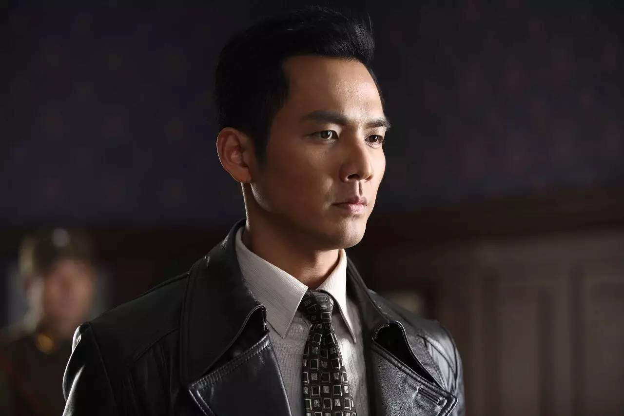 钟汉良在《一触即发》中一人分饰两角，他在剧中表现怎样？