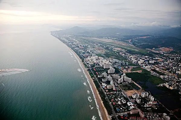 直击静态管理下的三亚：车流稀少，街上白马奔跑！三亚何时能解封？