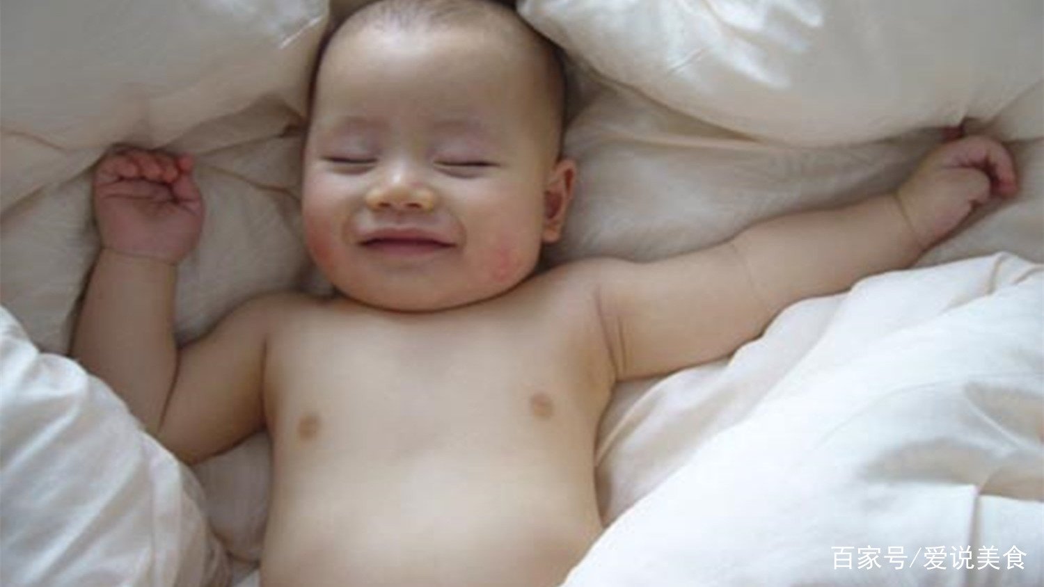 给孩子喂奶是两侧都喂还是先喂一侧，如果喂一侧就吃饱了另一侧要挤出来吗？