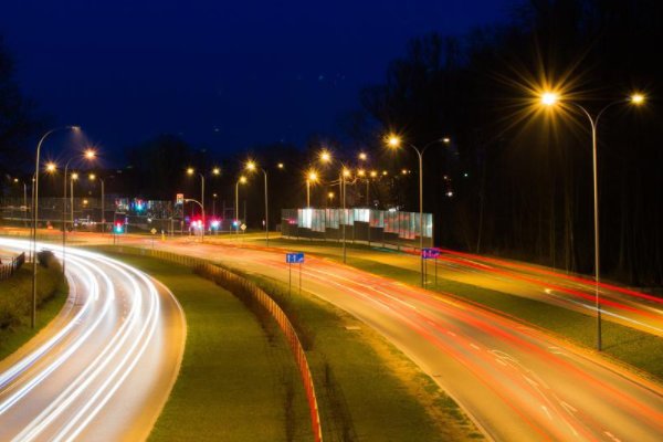 远处的霓虹灯亮了比喻句