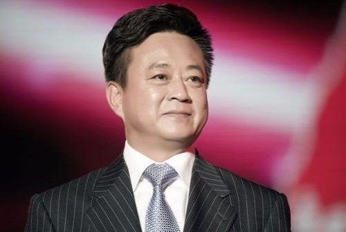 发哥当年为何非要拉着央视一哥跪向观众？央视一哥一脸尴尬却又为何无法拒绝？