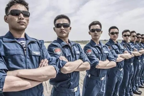 三名飞行员具体职务