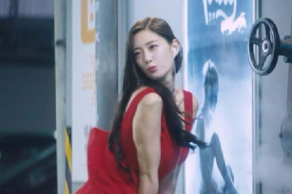 李成敏19禁趴地抖奶GIF怎么回事 只是稍微的露一露