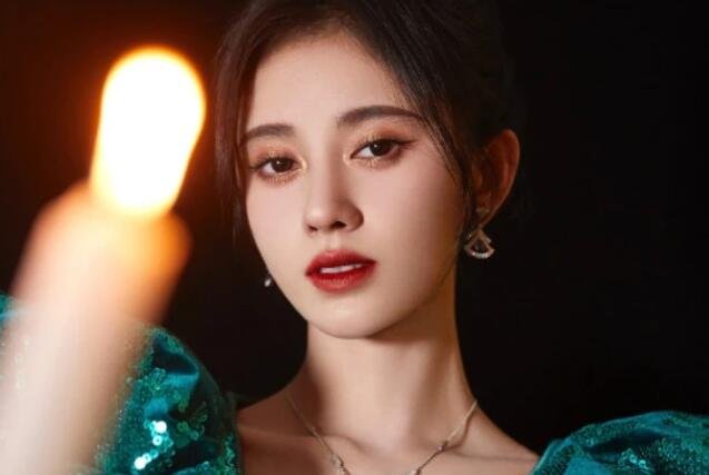 鞠婧祎的腰也太细了，她的腰是真实存在的吗？