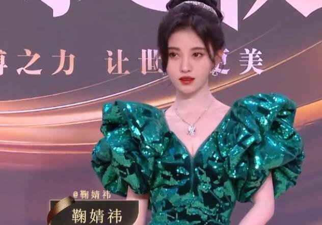 鞠婧祎的腰也太细了，她的腰是真实存在的吗？