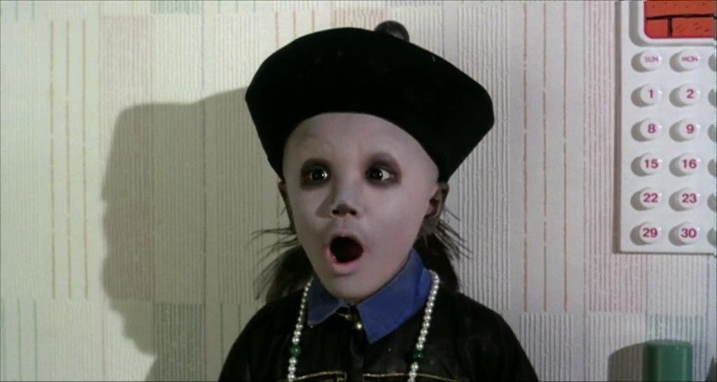 曾经有一部电影，一个小僵尸悄悄跑出来了，他的爸爸妈妈奶奶，为了找他先后被一个坏道士杀死，而他被一对