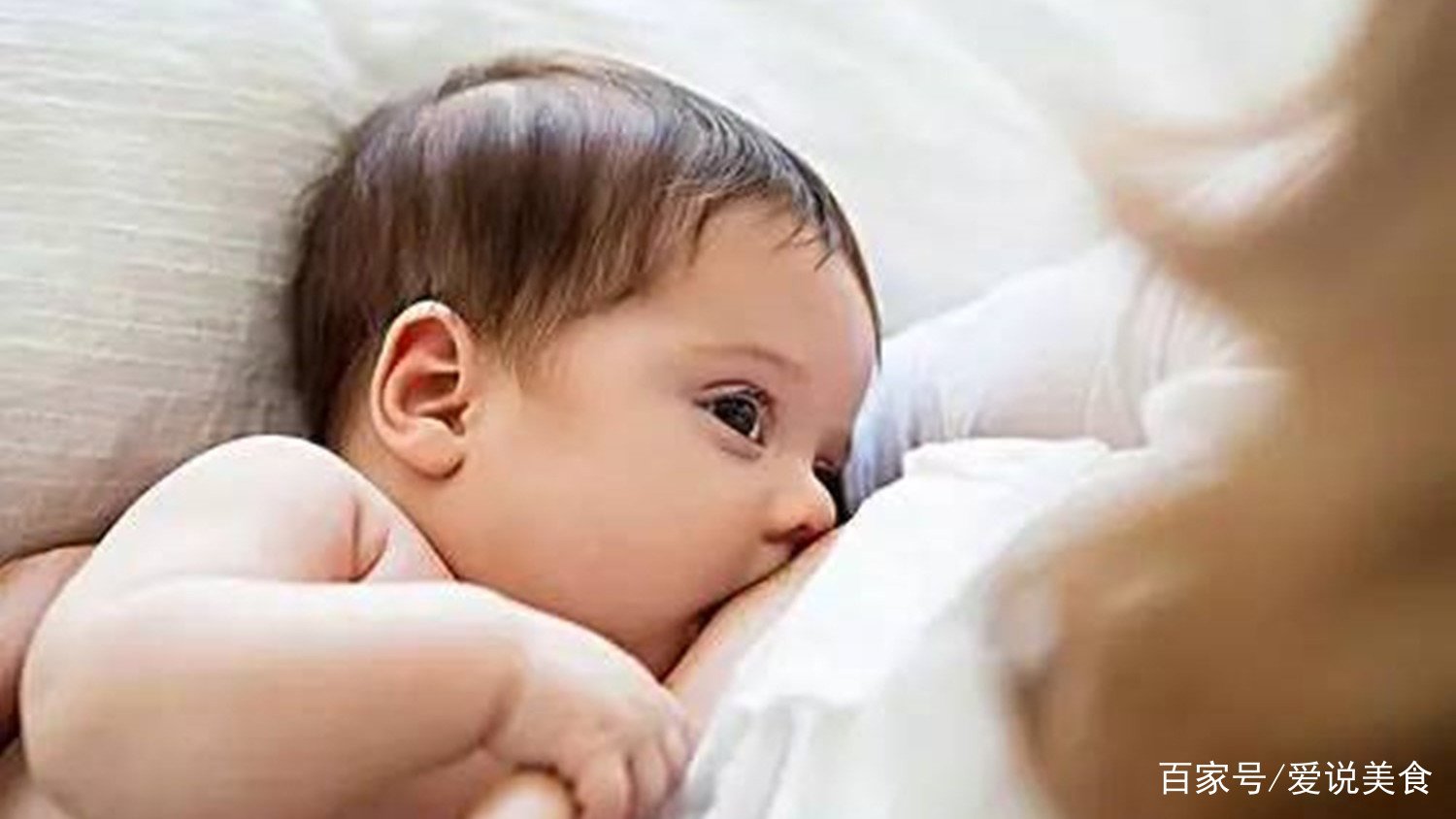 给孩子喂奶是两侧都喂还是先喂一侧，如果喂一侧就吃饱了另一侧要挤出来吗？