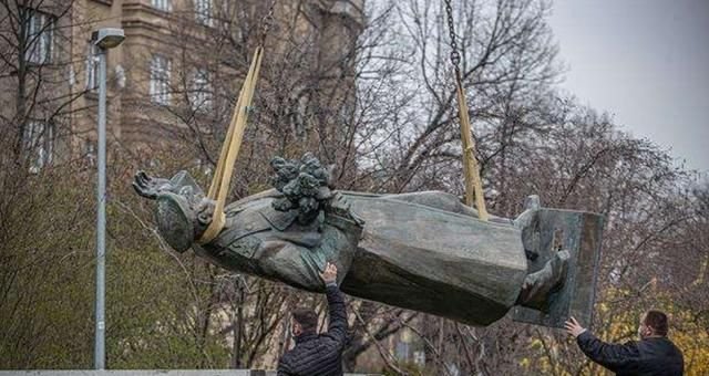 79米苏联纪念碑被拆除,拉脱维亚为何不惜得罪俄罗斯将其拆除?