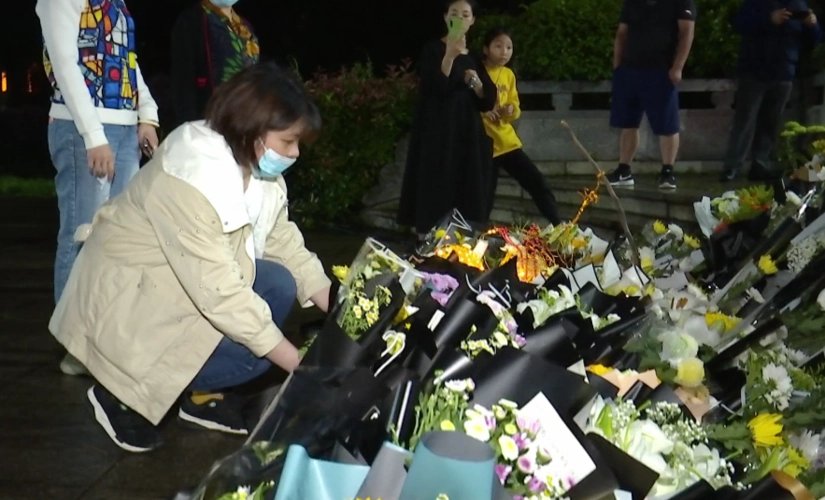 长沙学生自发前往倒塌事故地献花，大家用这一举动表达了怎样的怀念？