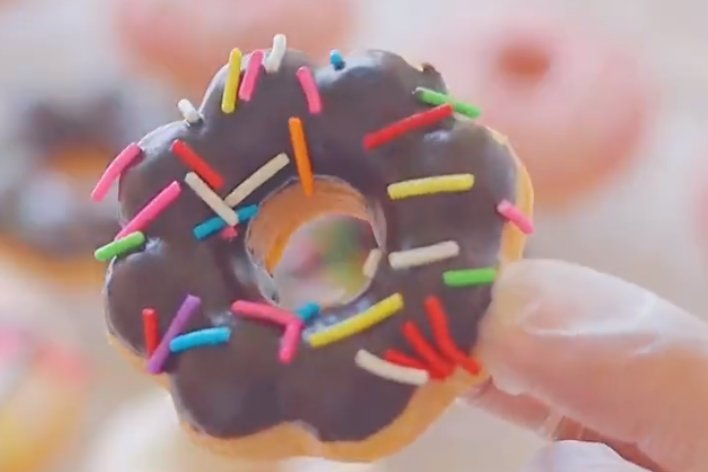 巧克力棒穿进甜甜圈的制作方法